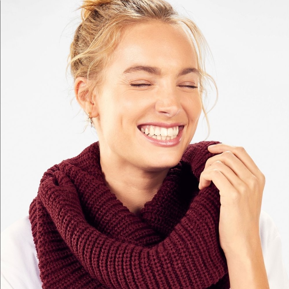 Fabletics Black Cherry Chunky Knit Infinity Scarf